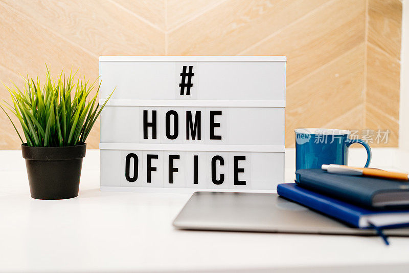 签上“home office”字样。